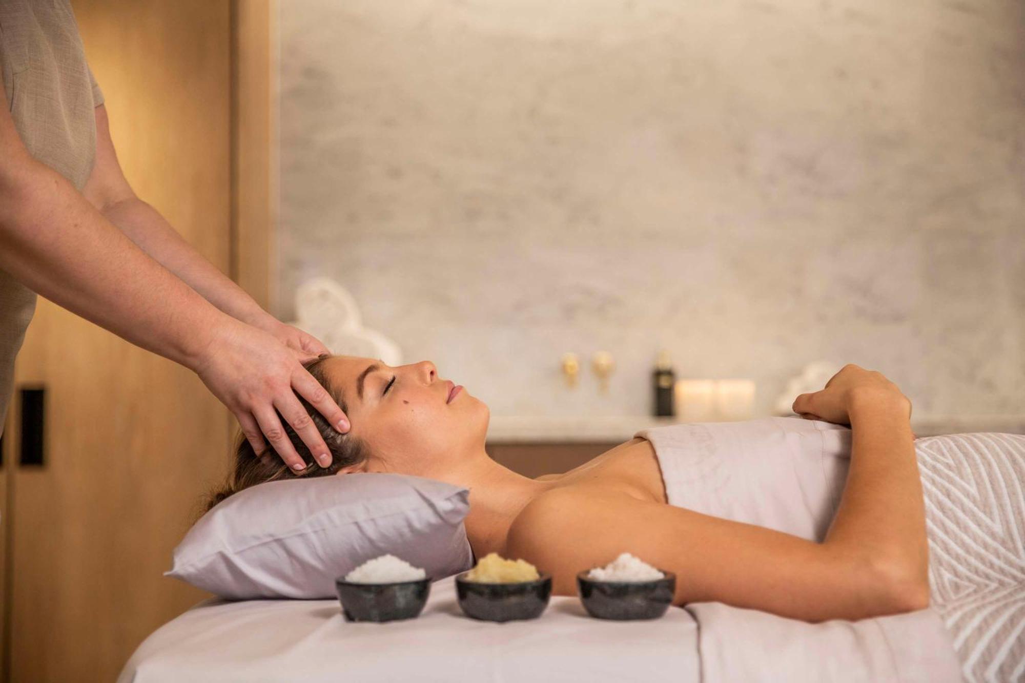 Park Hyatt Auckland Hotel Exterior foto A woman receiving a hot stone massage